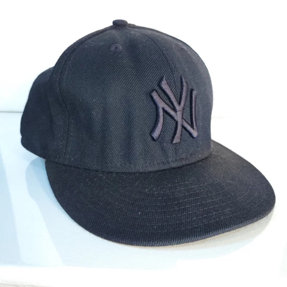 Sleek Black NY Yankees 59Fifty Fitted Cap